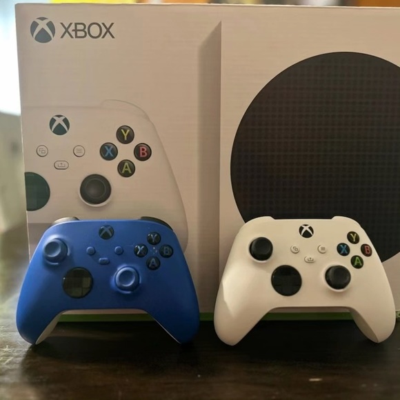 Xbox series s with three controllers and wireless charging stations - Picture 4 of 4